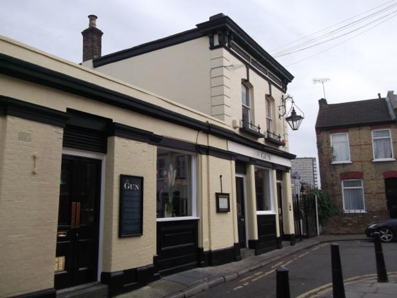 Gun London E14 taken Nov 2013. (Pub, External). Published on 03-12-2013 