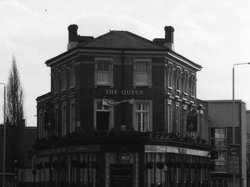 The Queen London E14 taken in Feb 1989.. (Pub, External, Key). Published on 15-11-2018 