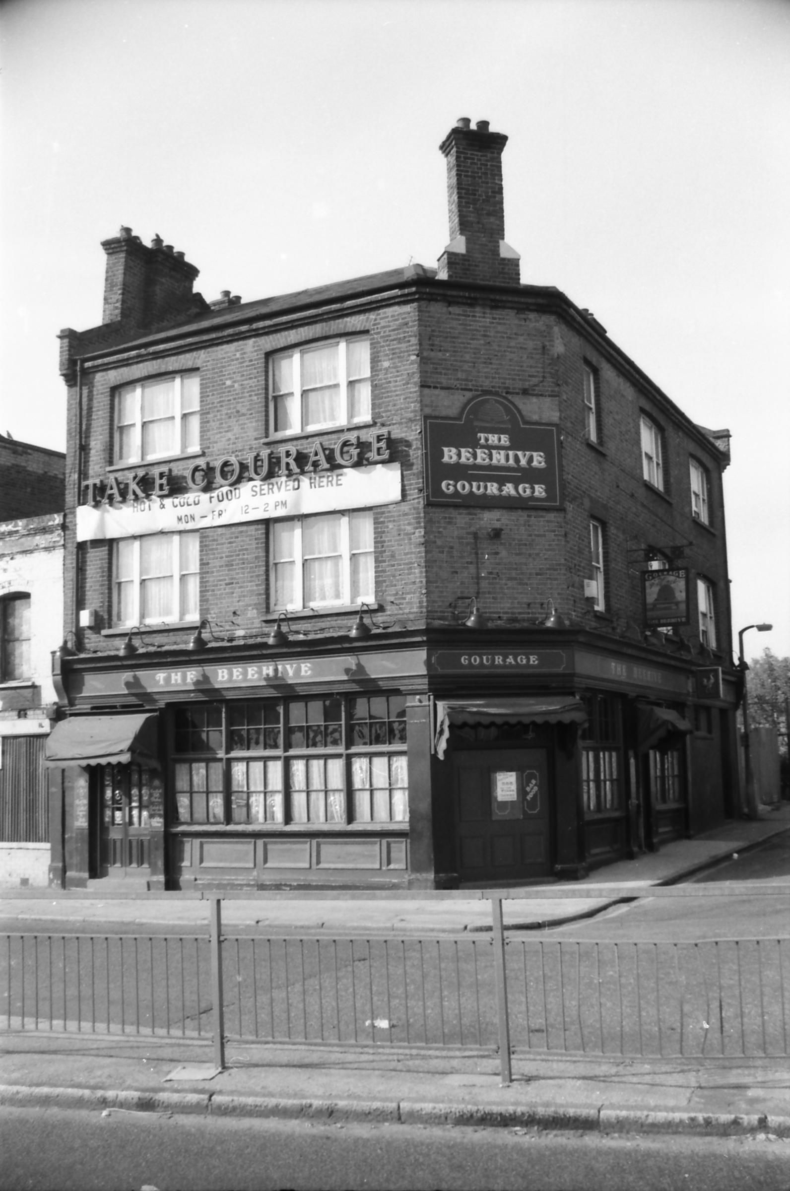 Beehive London E14 taken 18 Sept 1988.. (Pub, External). Published on 15-11-2018
