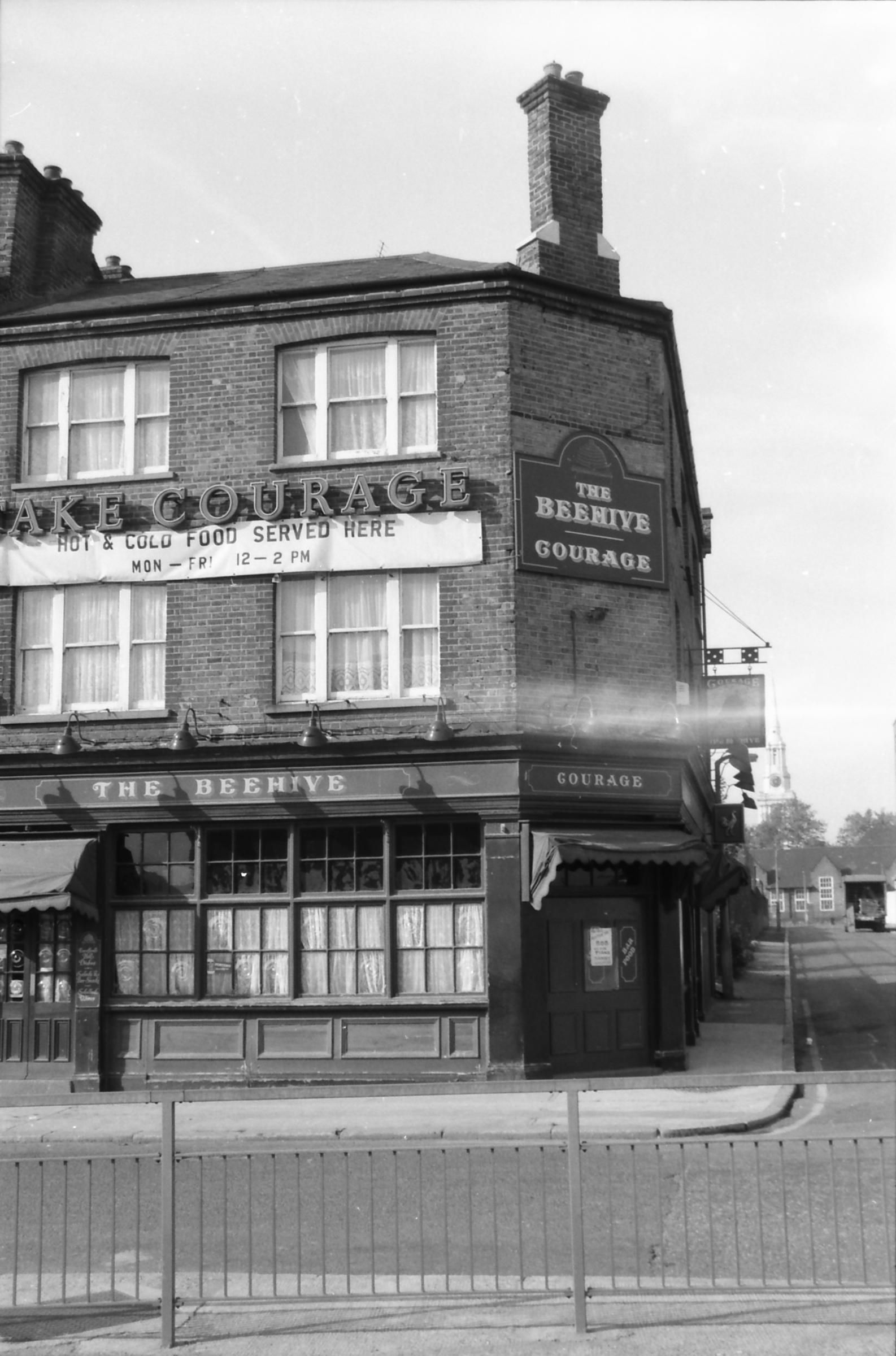 Beehive London E14 taken 1 Oct 1988.. (Pub, External). Published on 15-11-2018