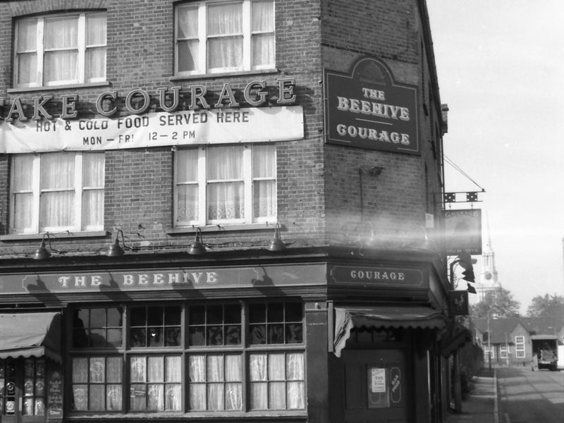 Beehive London E14 taken 1 Oct 1988.. (Pub, External). Published on 15-11-2018 