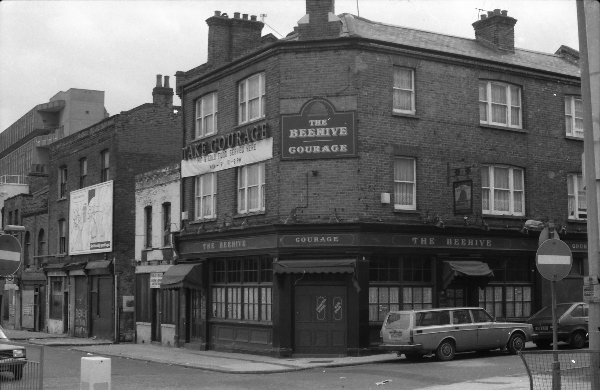 Beehive London E14 taken in 1987.. (Pub, External). Published on 15-11-2018