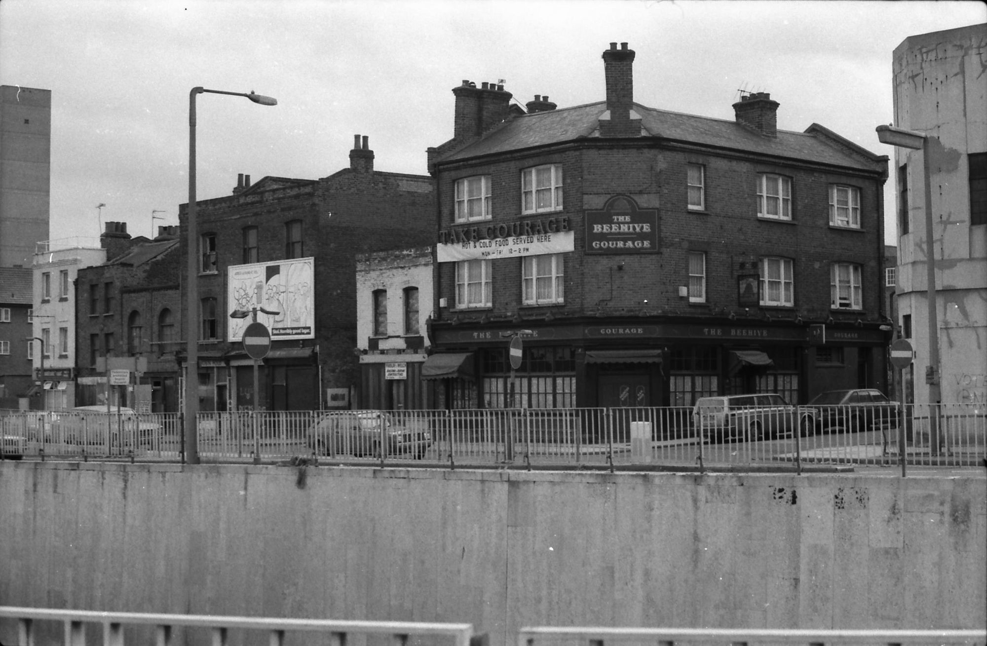 Beehive London E14 taken in 1987.. (Pub, External). Published on 15-11-2018