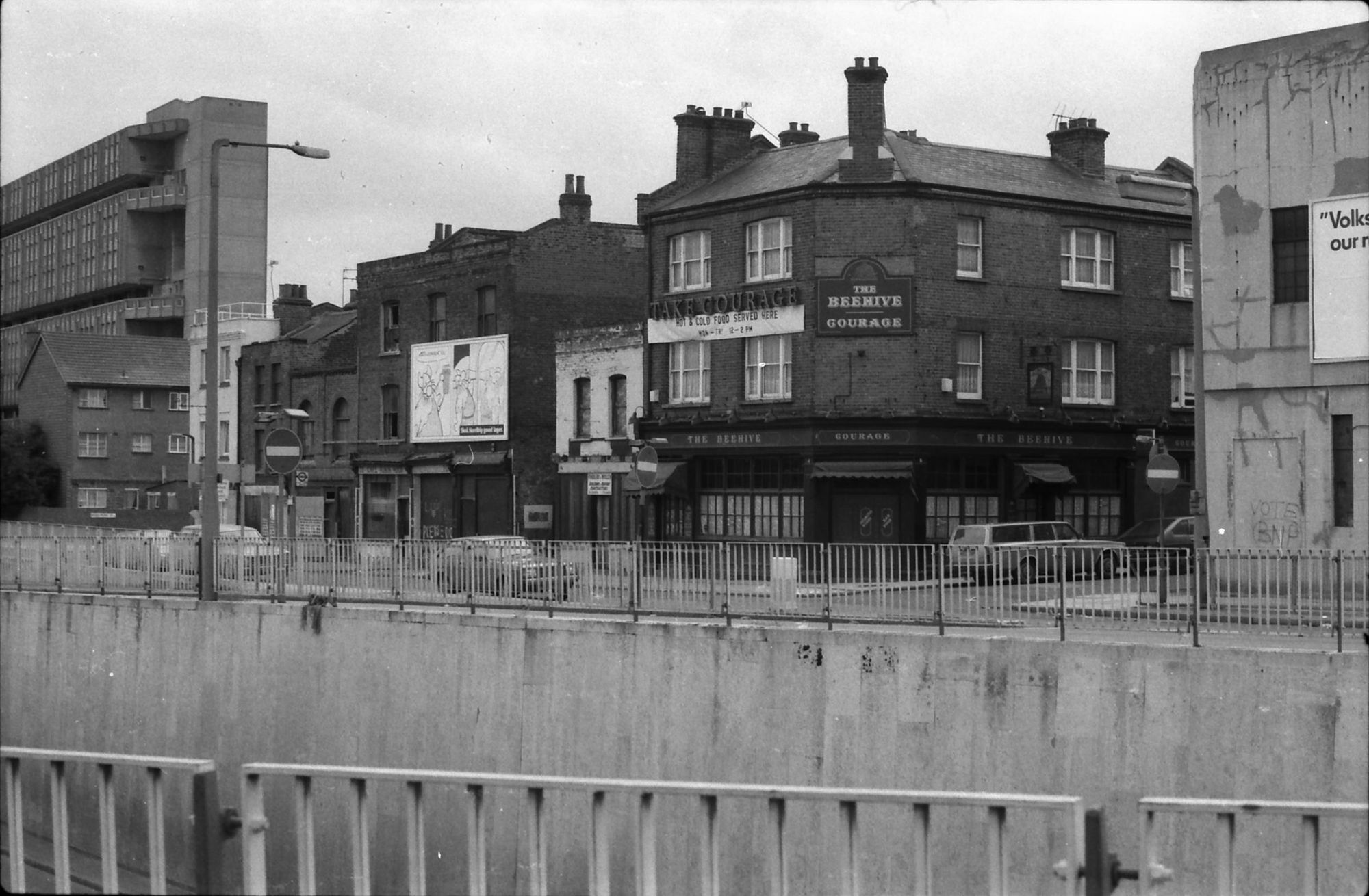 Beehive London E14 taken in 1987.. (Pub, External). Published on 15-11-2018