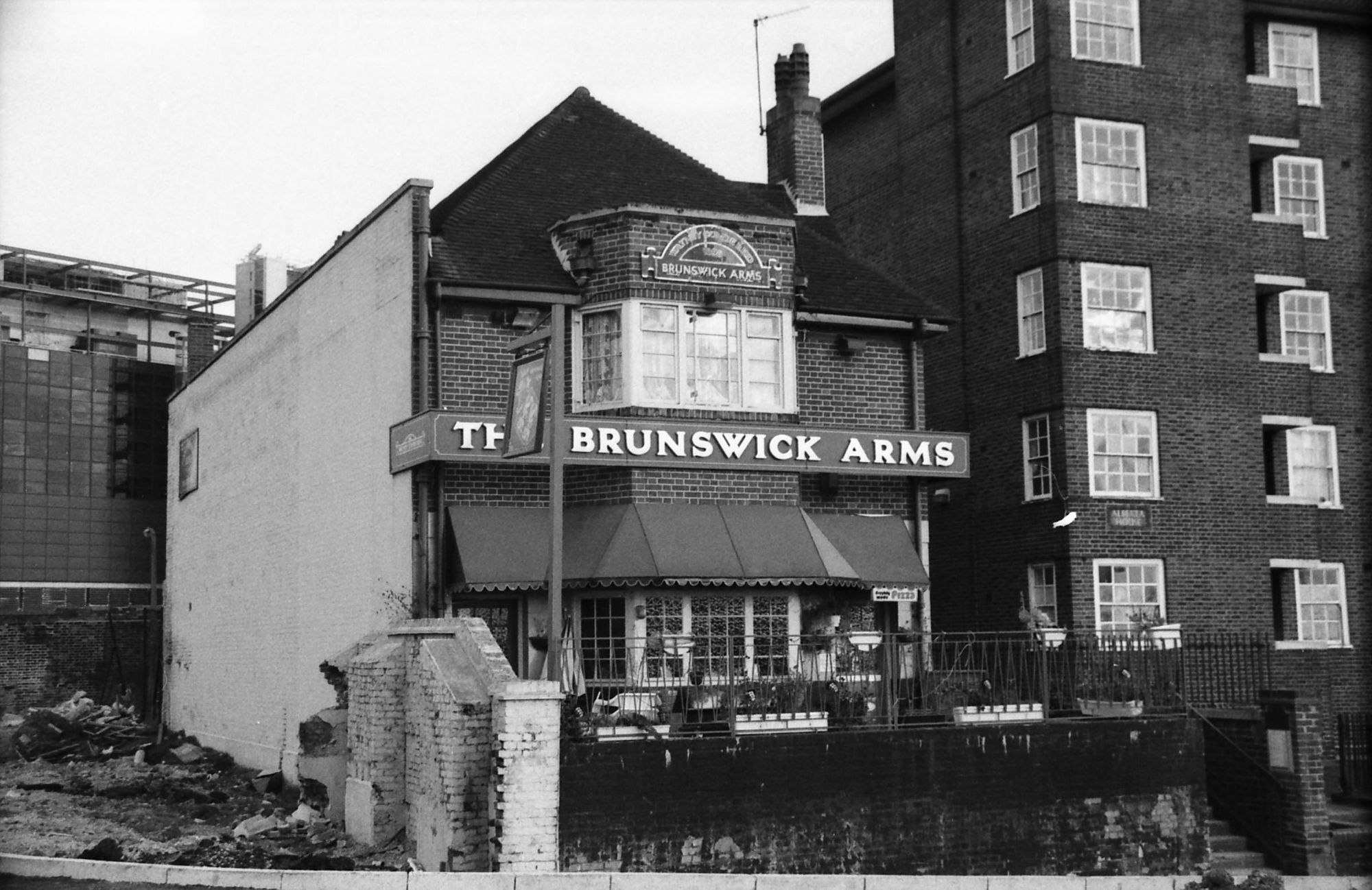 E14-BrunswichArms taken Feb 1989.. (Pub, External, Key). Published on 15-11-2018
