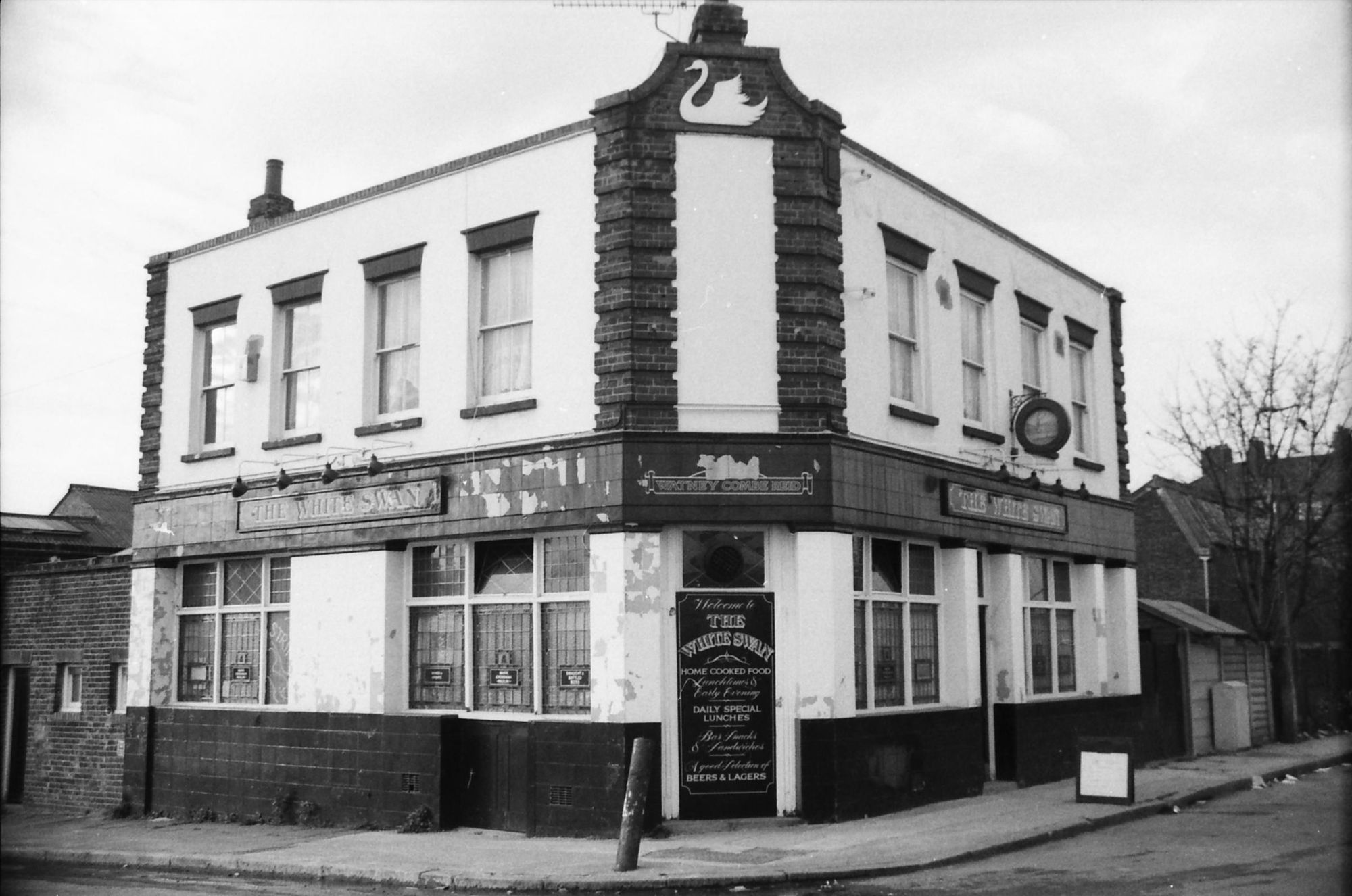 White Swan Blackwall Way London E14 taken in 1989.. (Pub, External, Key). Published on 15-11-2018