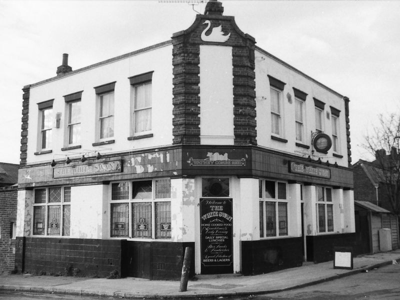 White Swan Blackwall Way London E14 taken in 1989.. (Pub, External, Key). Published on 15-11-2018