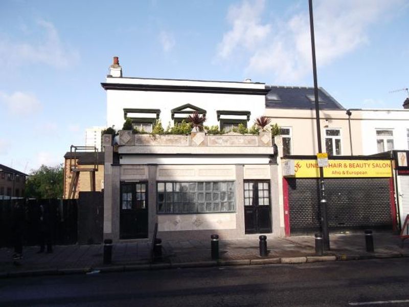Royal Oak London E15 taken May 2015. (Pub, External). Published on 13-08-2015