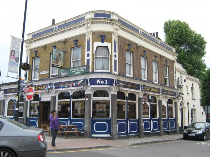 Cart & Horses London E15. (Pub, External). Published on 10-11-2013 