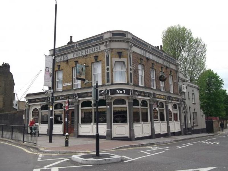 Cart & Horses London E15. (Pub, External). Published on 10-11-2013 