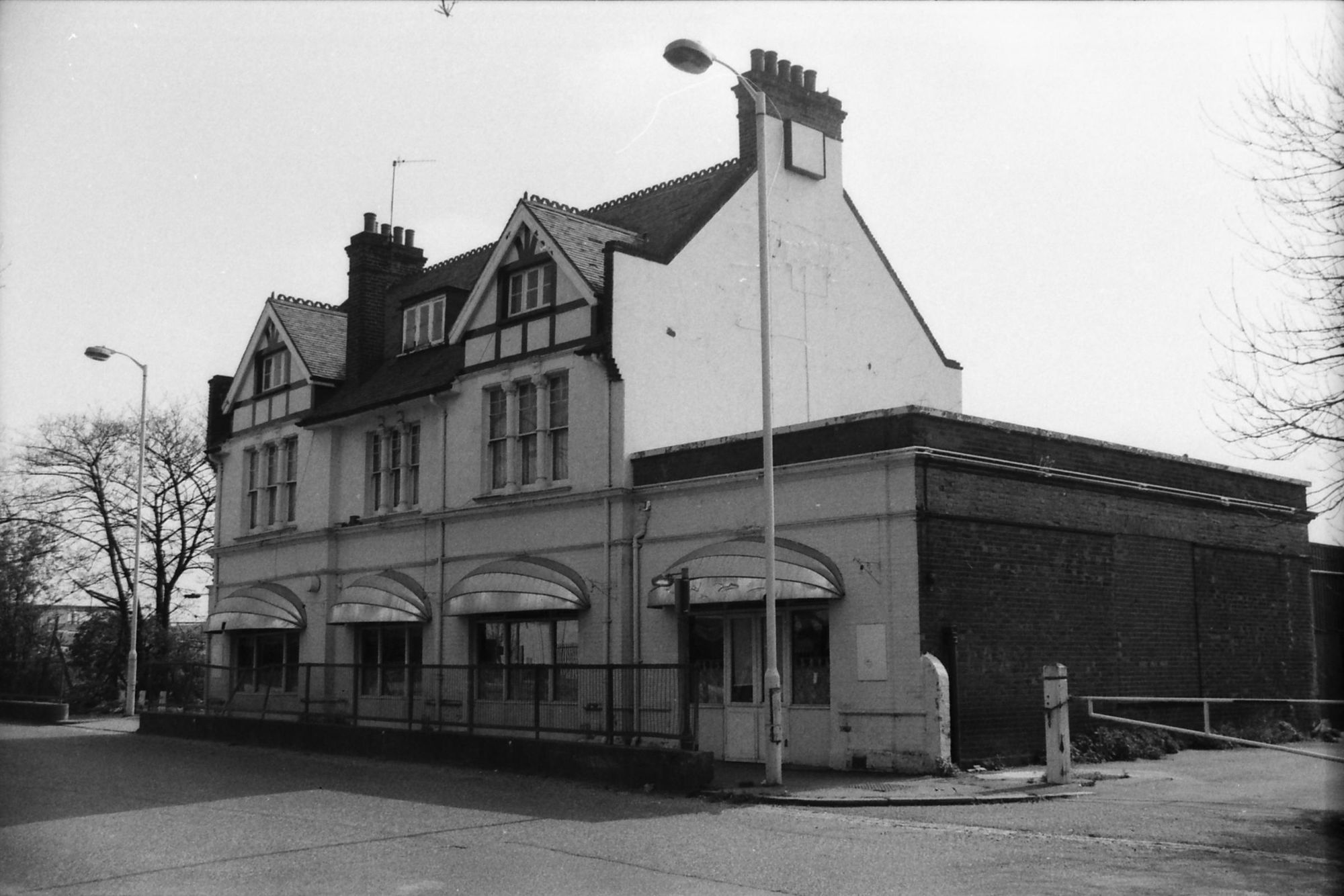 Flappers London E15 taken 1 April 1989.. (Pub, External, Key). Published on 25-11-2018