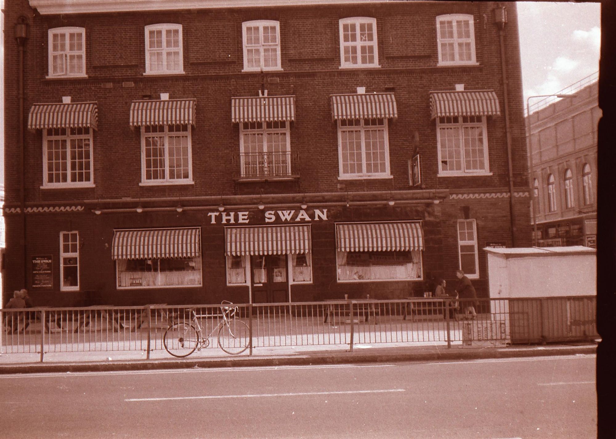 Swan London E15 taken in 1985.. (Pub, External). Published on 25-11-2018