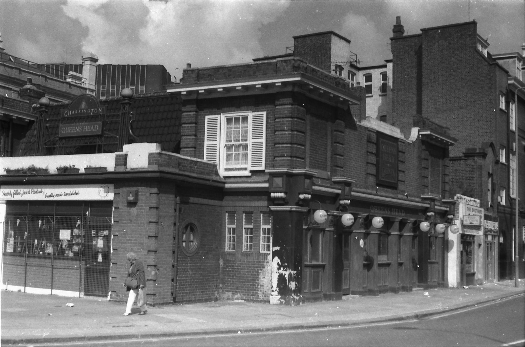 Queens Head London E15 taken in 1987.. (Pub, External). Published on 25-11-2018