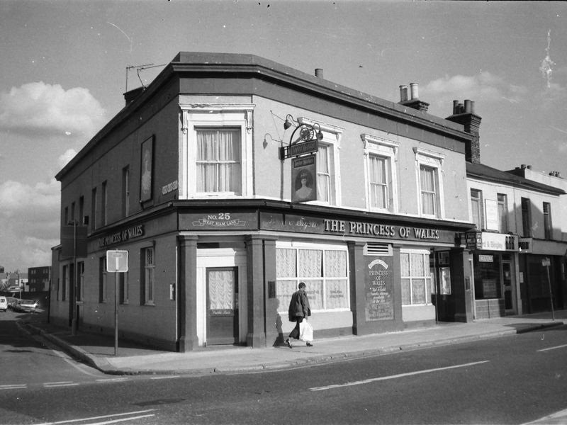 Princess Of Wales London E15 in 1985.. (Pub, External). Published on 25-11-2018 