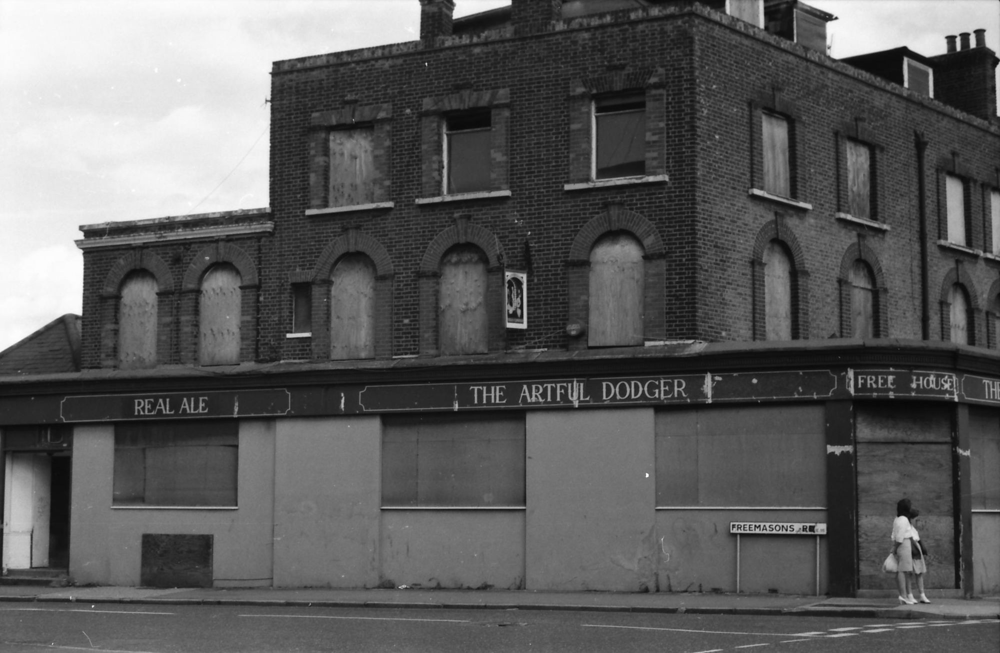 Artful Dodger London E16 taken 29 Aug 1986.. (Pub, External, Key). Published on 09-01-2019