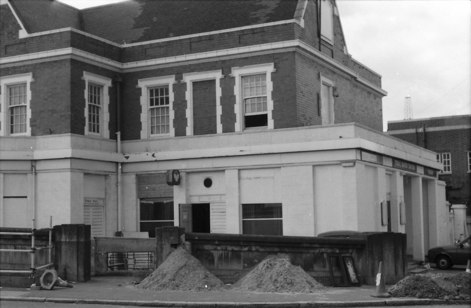 Tidal Basin Tavern London E16 taken 29 Aug 1988.. (Pub, External, Key). Published on 09-01-2019