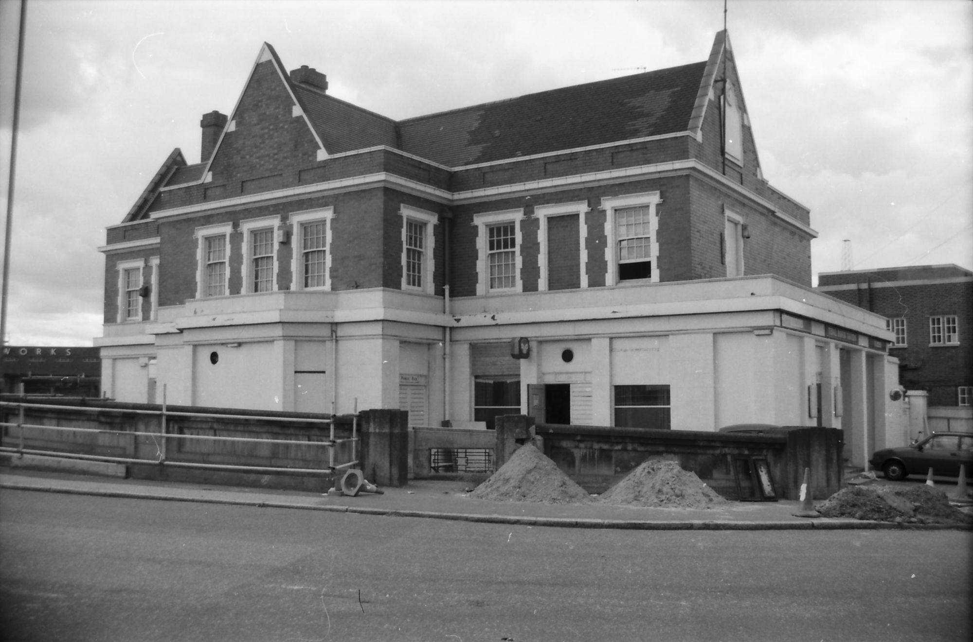 Tidal Basin Tavern London E16 taken 29 Aug 1988.. (Pub, External). Published on 09-01-2019