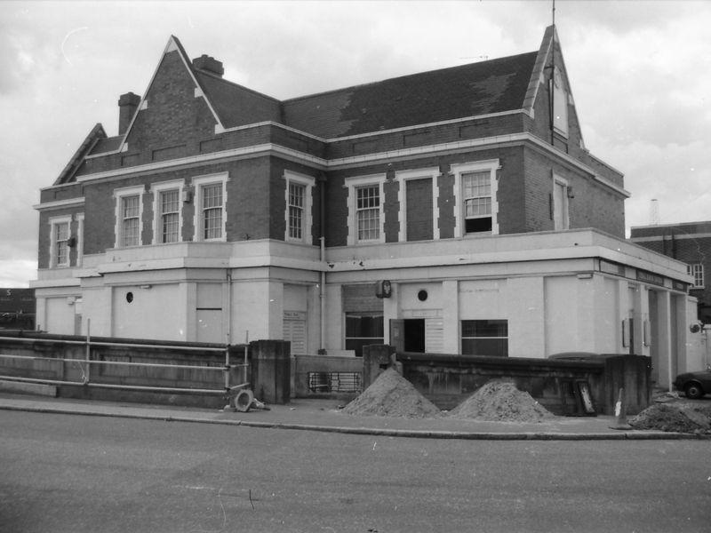 Tidal Basin Tavern London E16 taken 29 Aug 1988.. (Pub, External). Published on 09-01-2019