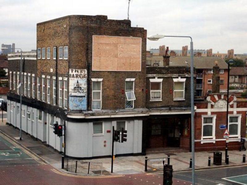Barge London E16. (Pub, External). Published on 14-11-2013