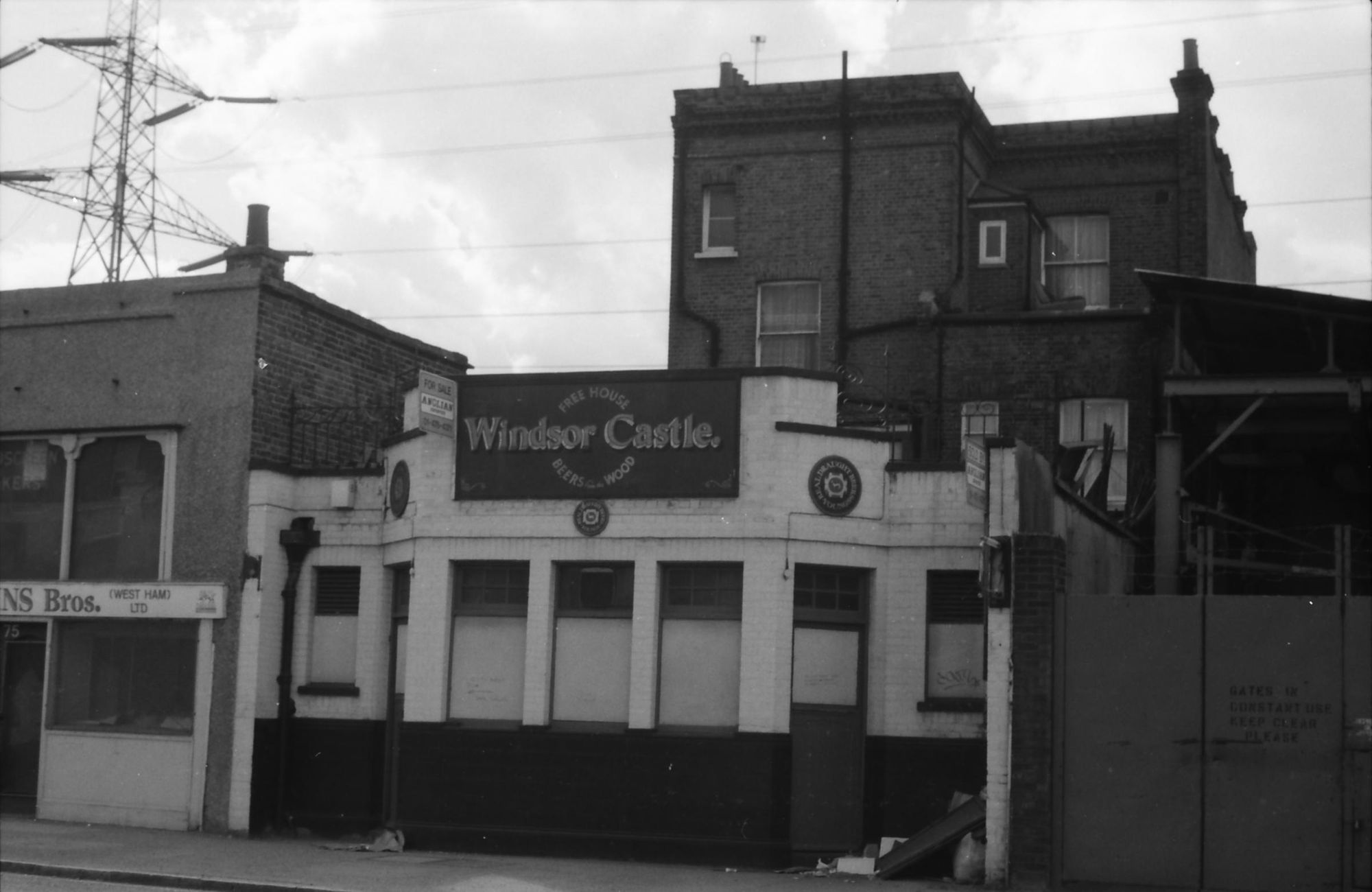 Windsor Castle London E16 taken 29 Aug 1988.. (Pub, External, Key). Published on 09-01-2019