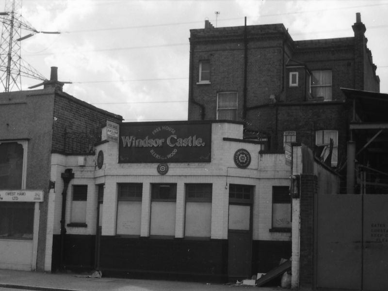 Windsor Castle London E16 taken 29 Aug 1988.. (Pub, External, Key). Published on 09-01-2019 