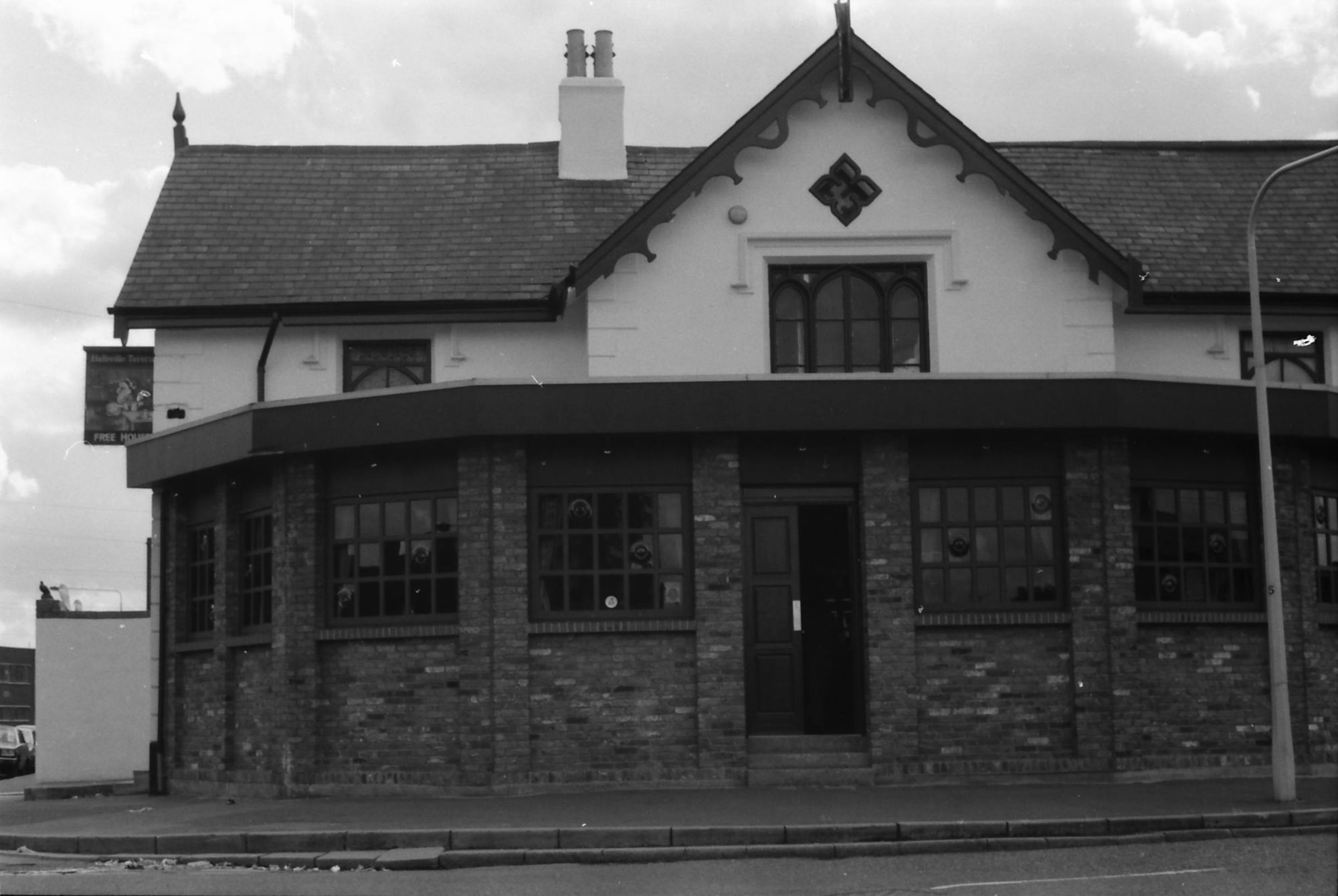 Hallsville Tavern London E16 taken 29 Aug 1988.. (Pub, External, Key). Published on 09-01-2019