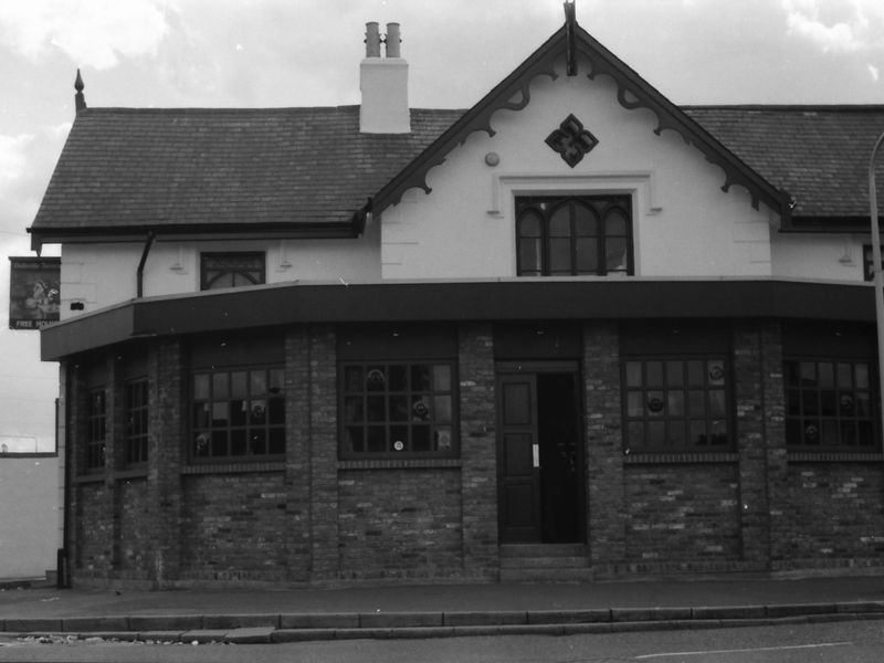 Hallsville Tavern London E16 taken 29 Aug 1988.. (Pub, External, Key). Published on 09-01-2019