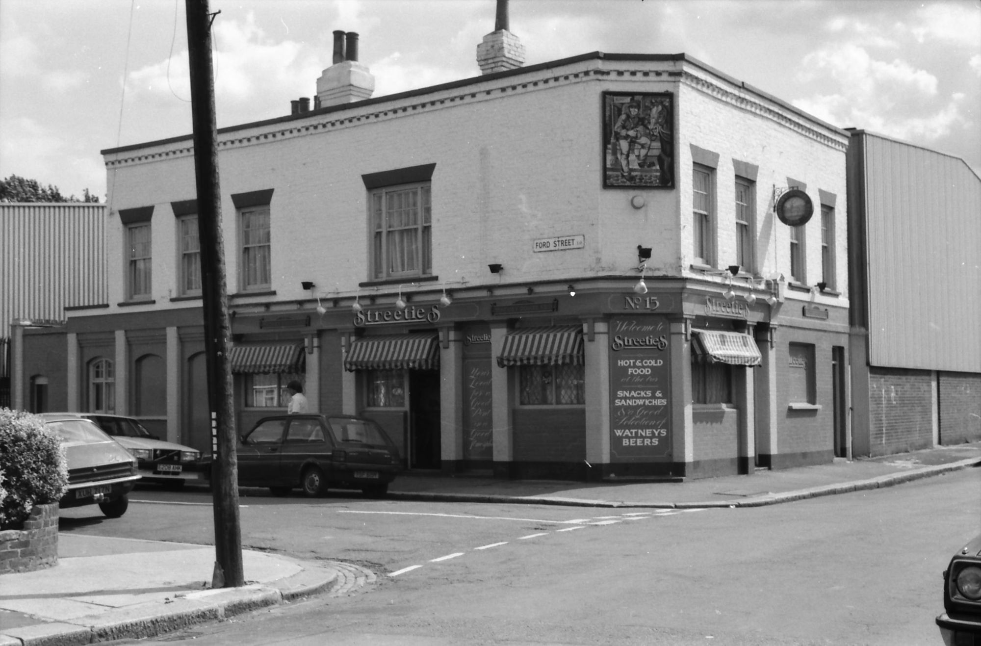 Streeties London E16 taken 29 Aug 1988.. (Pub, External). Published on 09-01-2019