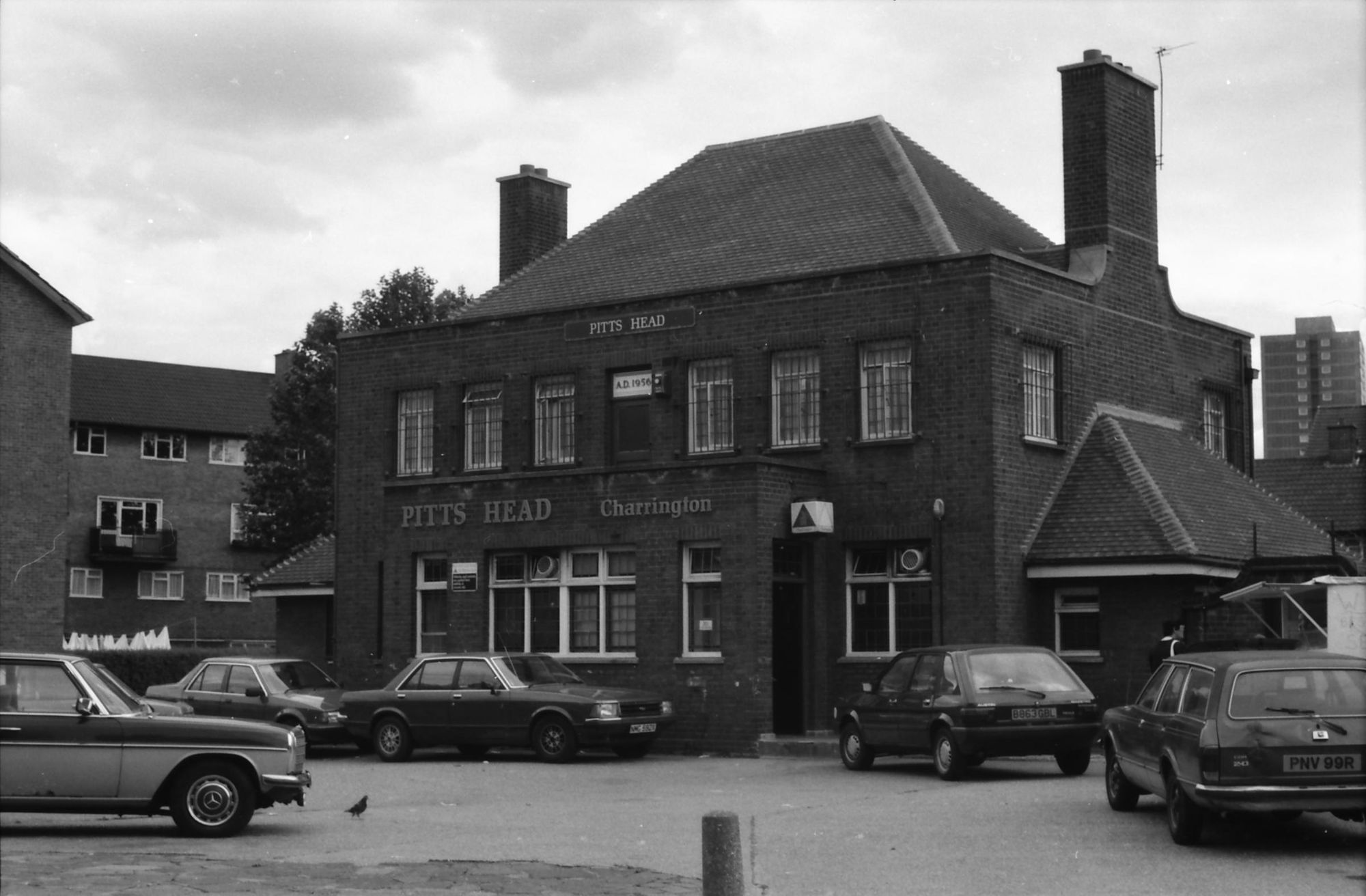 Pitts Head London E16 taken 29 Aug 1988.. (Pub, External, Key). Published on 09-01-2019