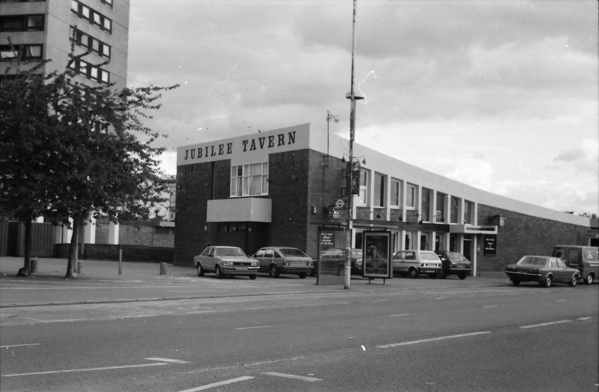 Jubilee Tavern London E16 taken 29 Aug 1988.. (Pub, External, Key). Published on 09-01-2019