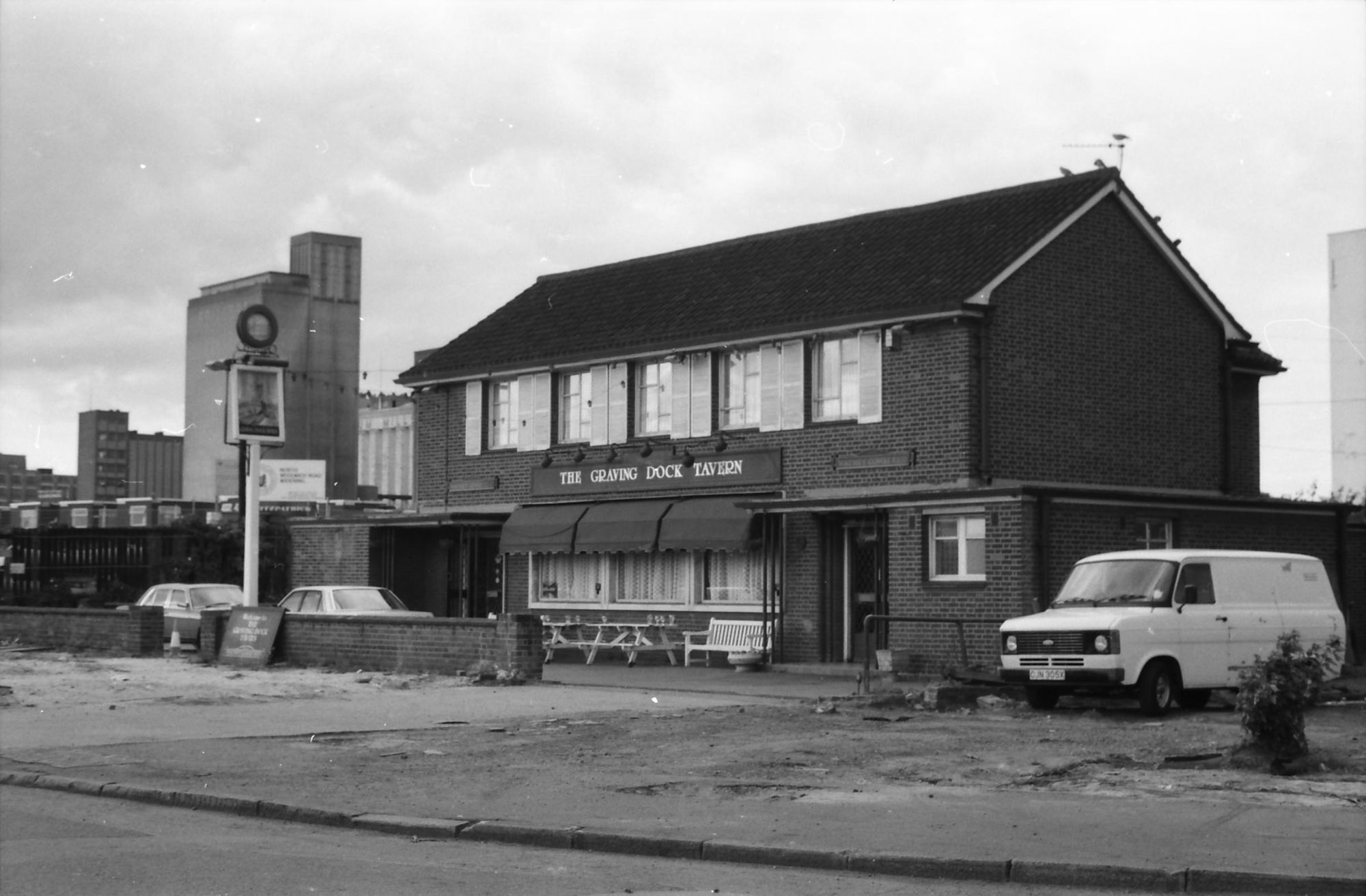 Graving Dock Tavern London E16 taken 29 Aug 1988.. (Pub, External). Published on 09-01-2019
