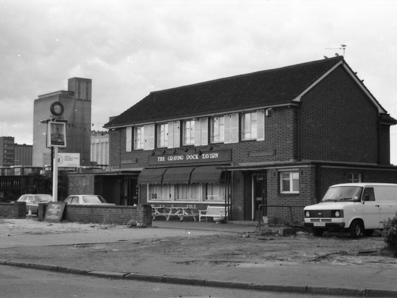 Graving Dock Tavern London E16 taken 29 Aug 1988.. (Pub, External). Published on 09-01-2019