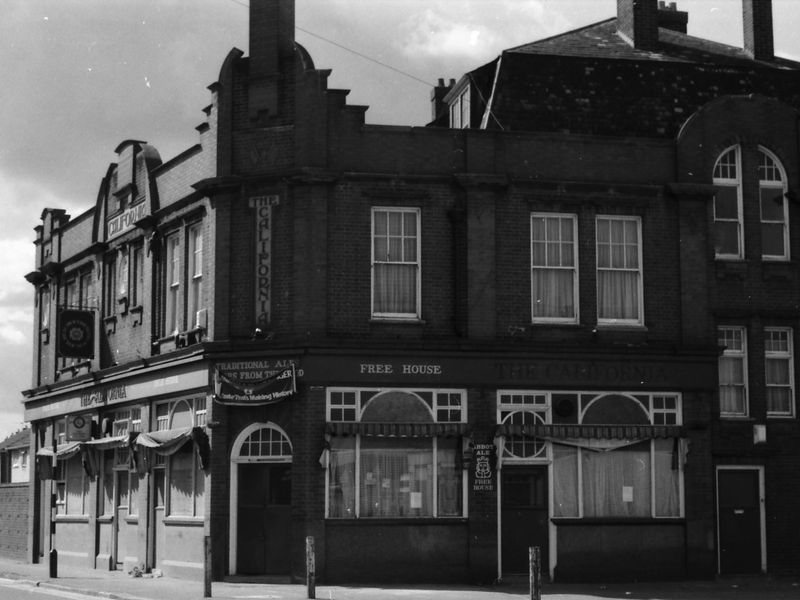California London E16 taken 29 Aug 1988.. (Pub, External, Key). Published on 09-01-2019 