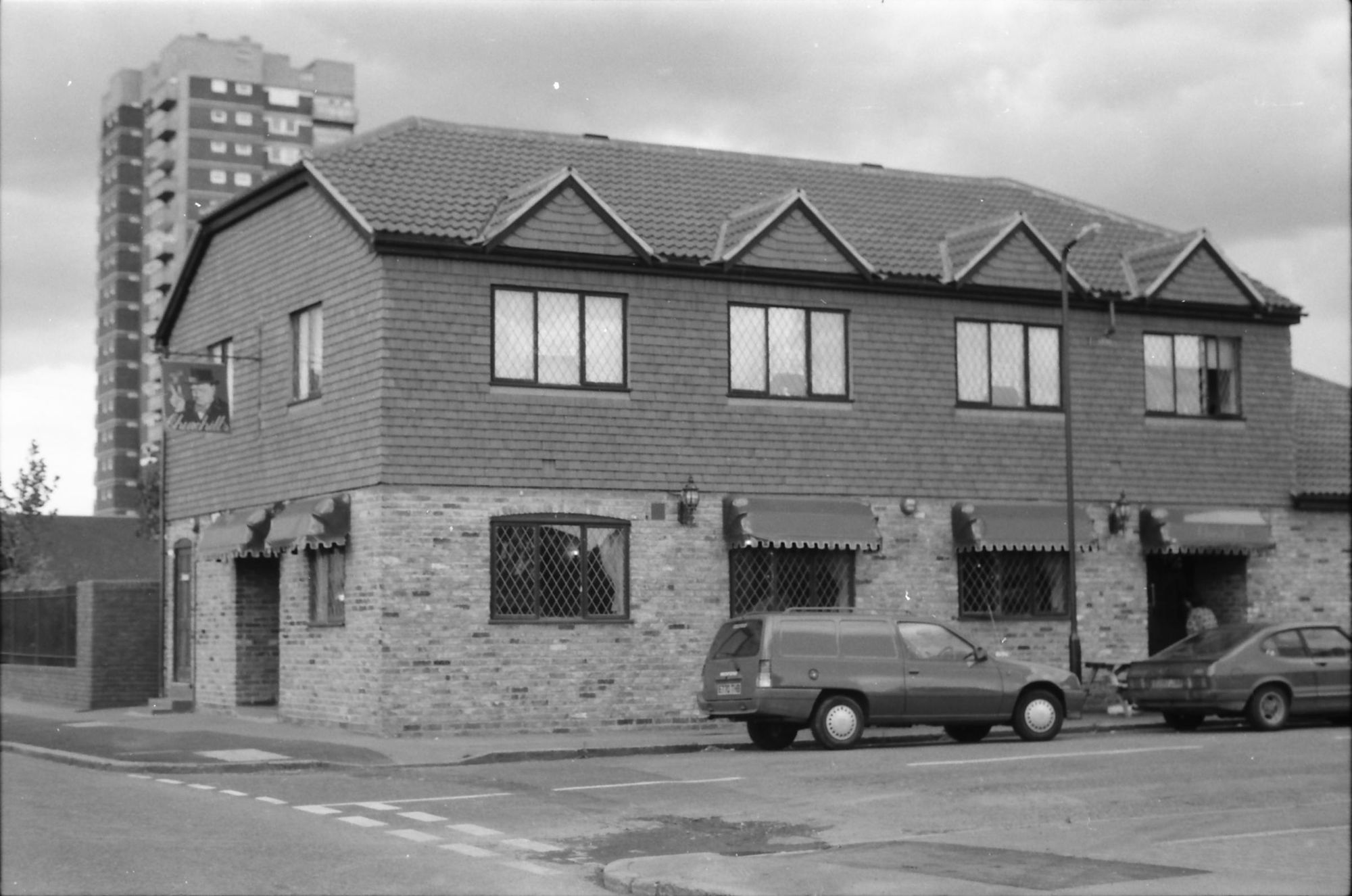 Churchills London E16 taken 29 Aug 1988.. (Pub, External, Key). Published on 09-01-2019