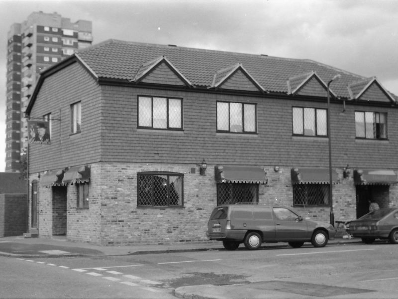 Churchills London E16 taken 29 Aug 1988.. (Pub, External, Key). Published on 09-01-2019 