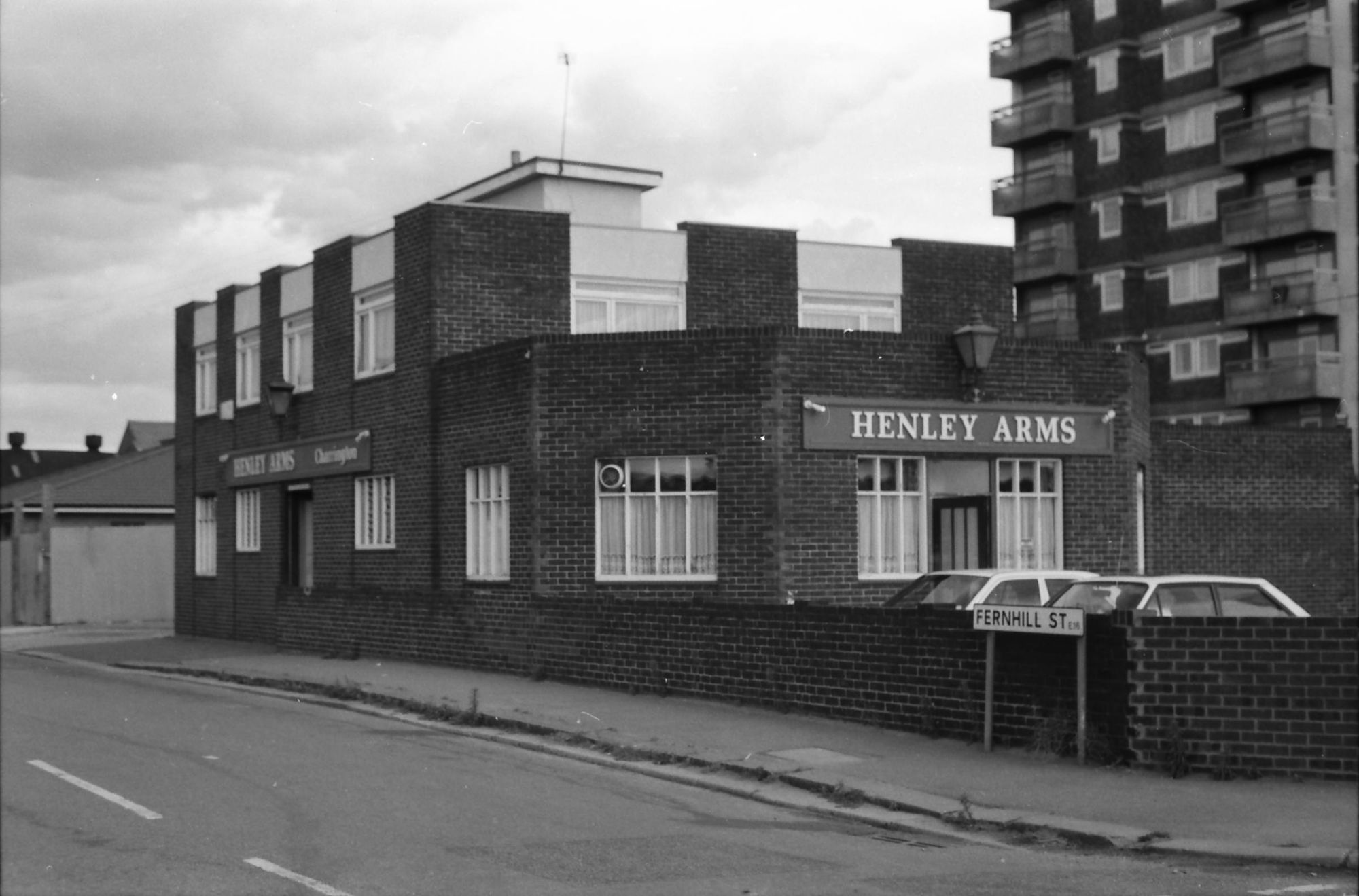 Henley Arms London E16 taken 29 Aug 1988.. (Pub, External). Published on 09-01-2019