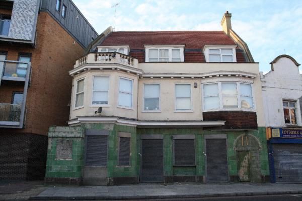 Three Crowns London E16. (Pub, External). Published on 15-11-2013