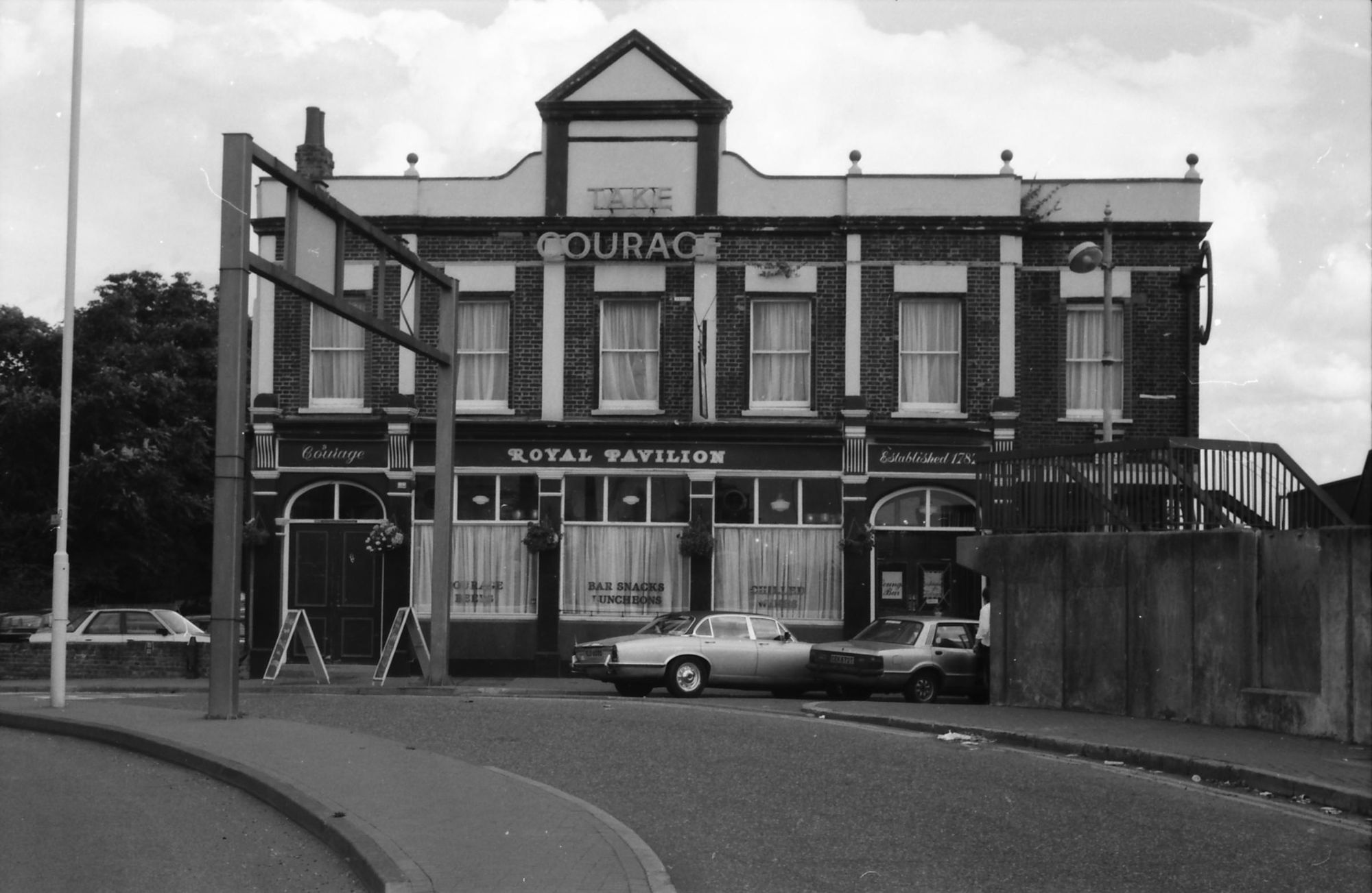 Royal Pavilliion London E16 taken 29 Aug 1988.. (Pub, External, Key). Published on 09-01-2019