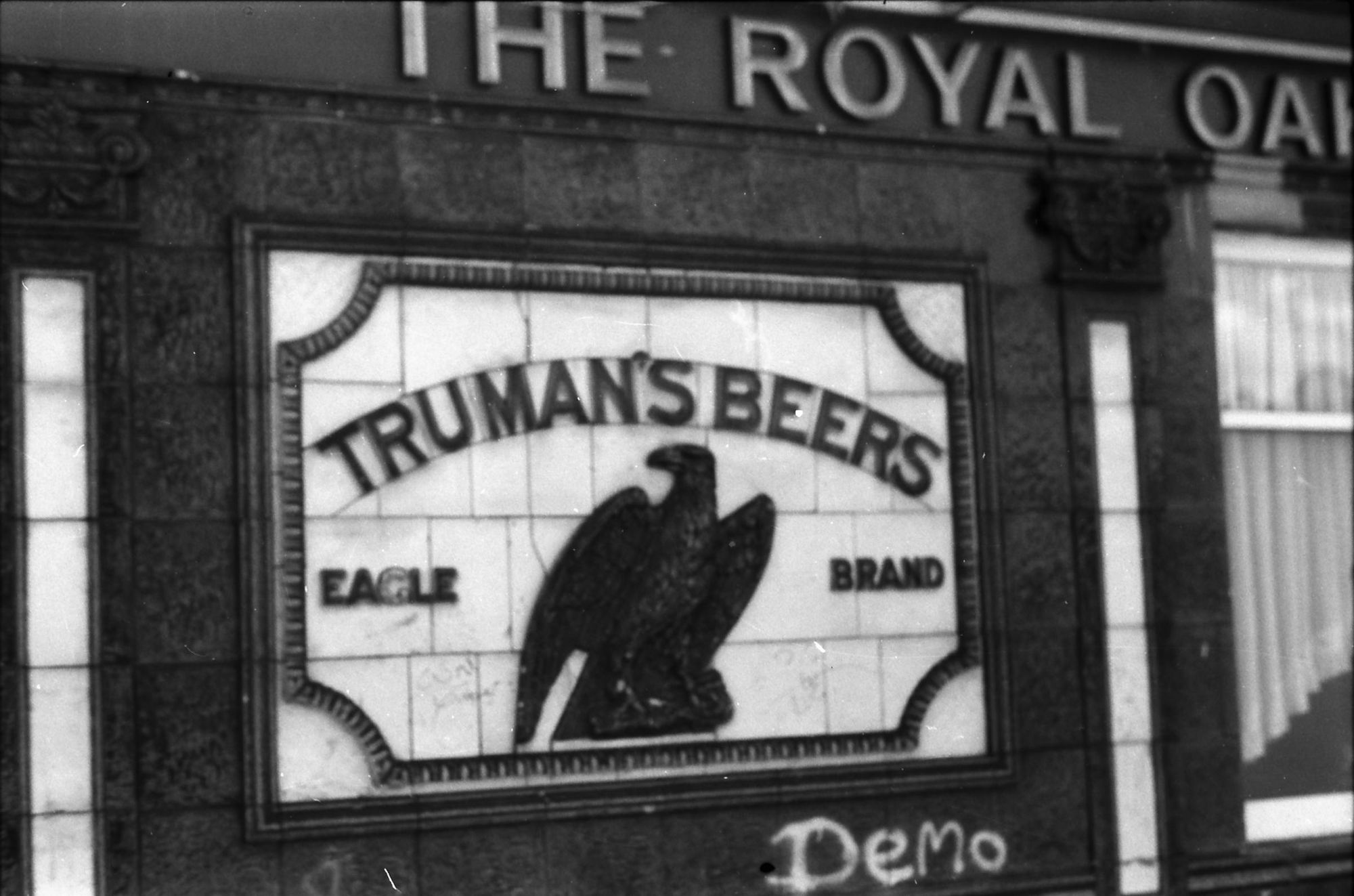 Royal Oak Woodman St tiles London E16 taken 29 Aug 1988.. (Pub, External). Published on 09-01-2019
