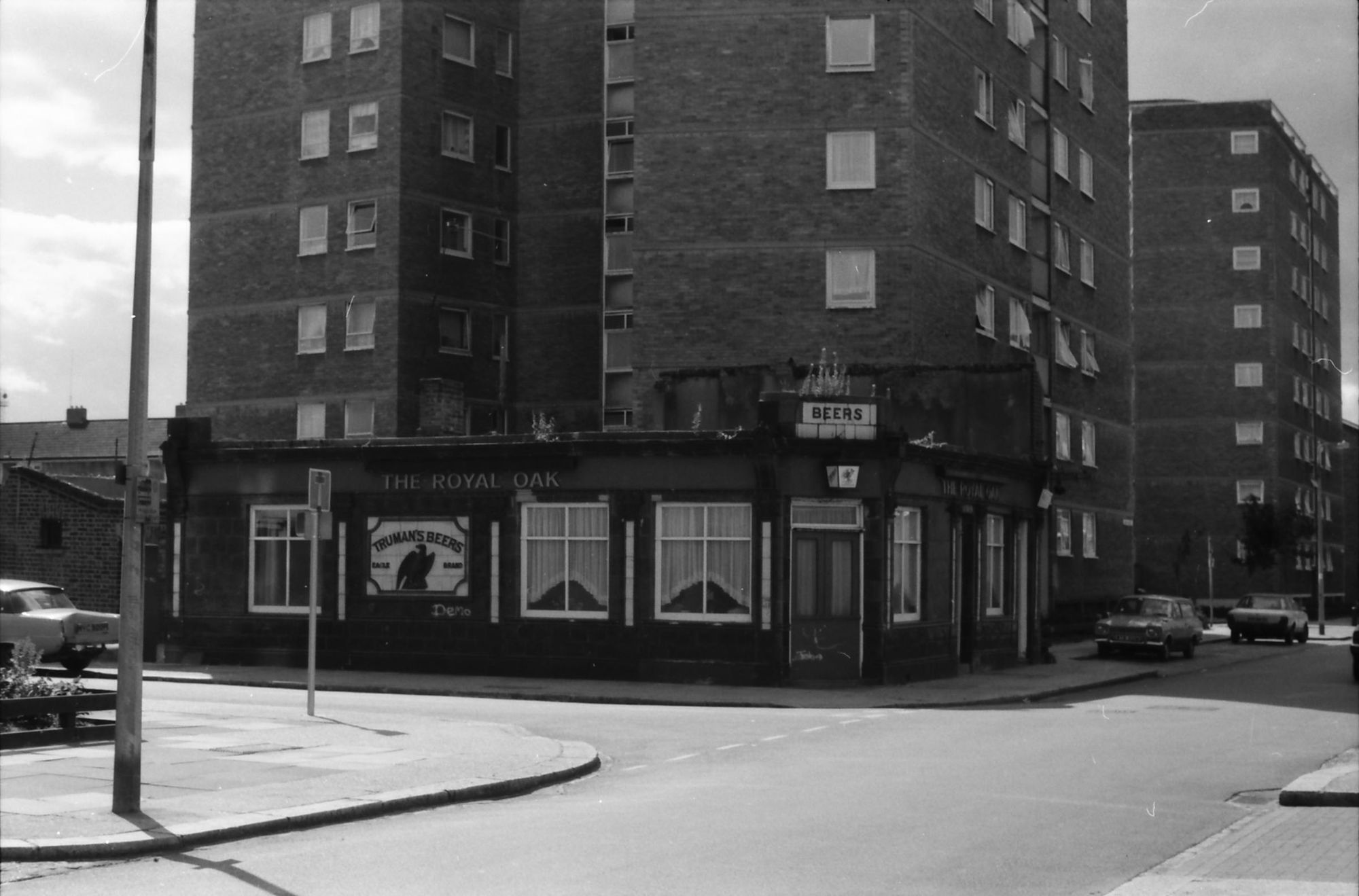 Royal Oak Woodman St London E16 taken 29 Aug  1988.. (Pub, External). Published on 09-01-2019