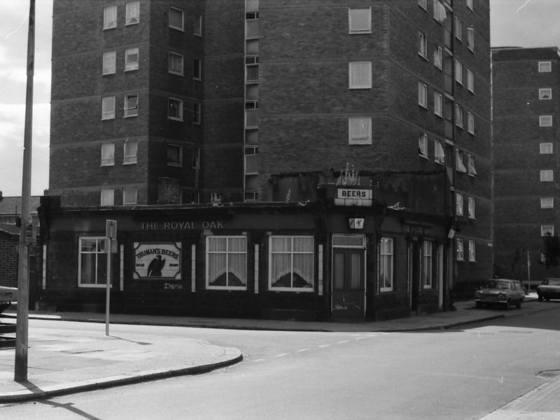 Royal Oak Woodman St London E16 taken 29 Aug  1988.. (Pub, External). Published on 09-01-2019