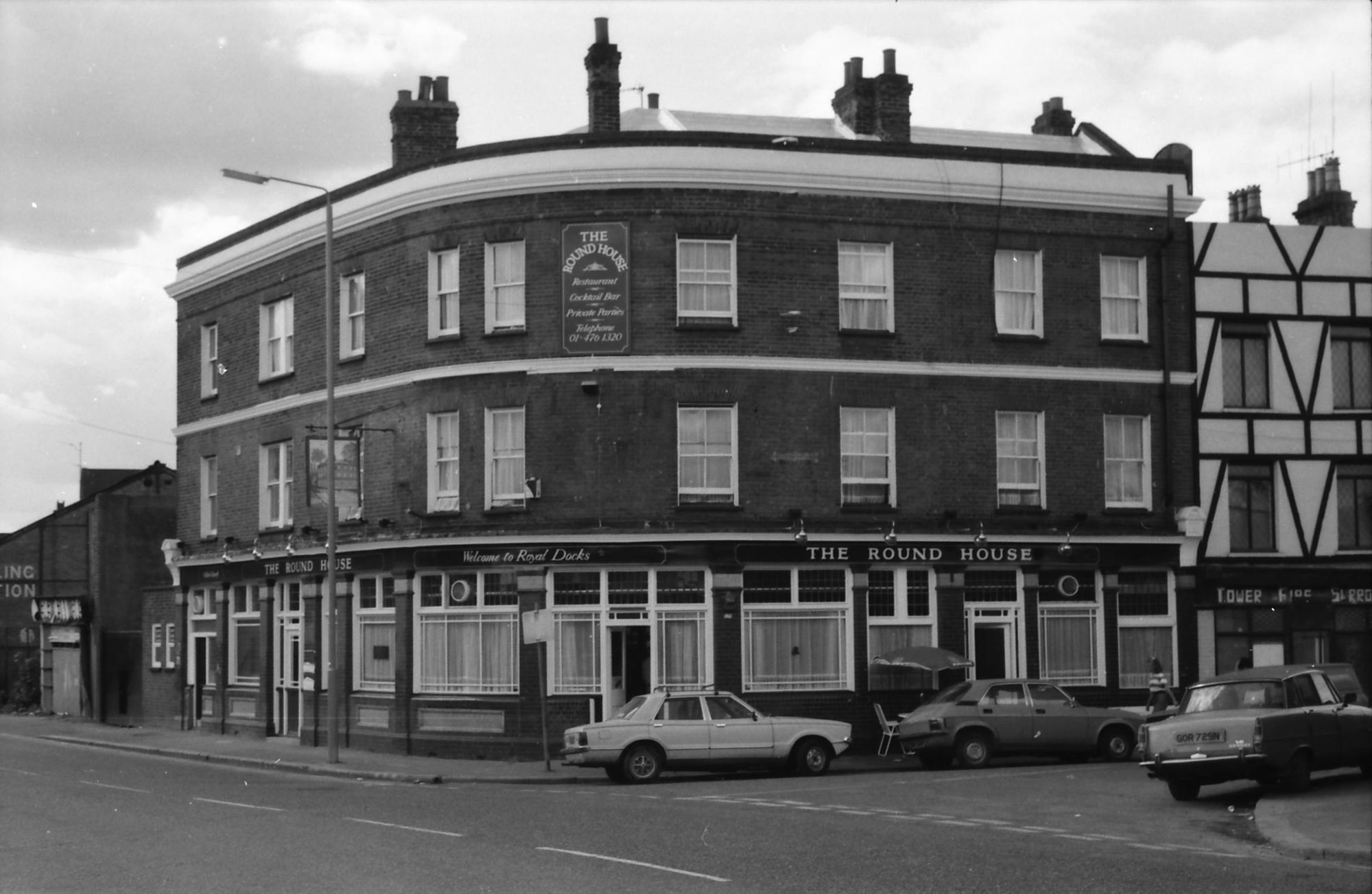 Round House London E16 taken 29 Aug 1988.. (Pub, External, Key). Published on 09-01-2019