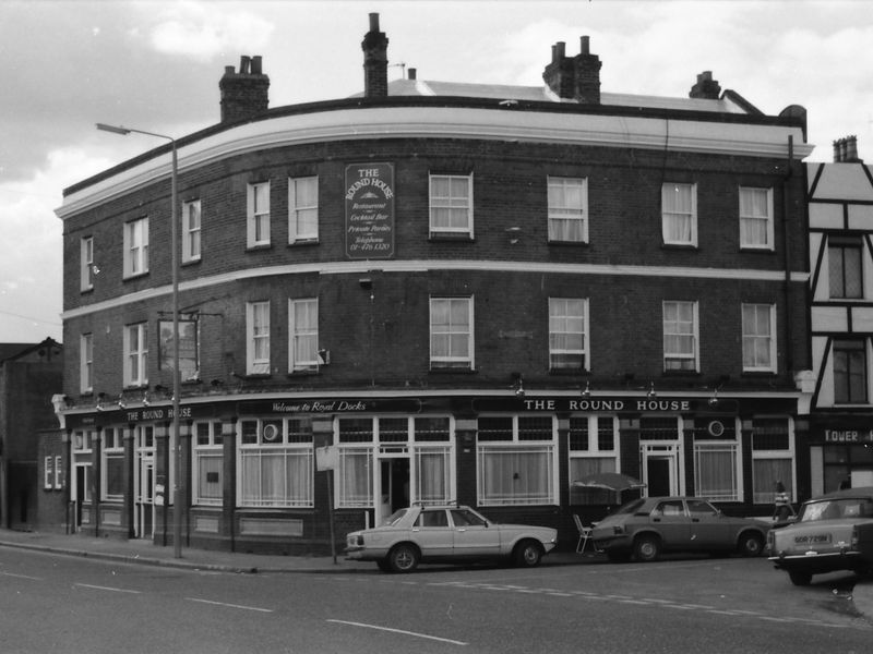 Round House London E16 taken 29 Aug 1988.. (Pub, External, Key). Published on 09-01-2019