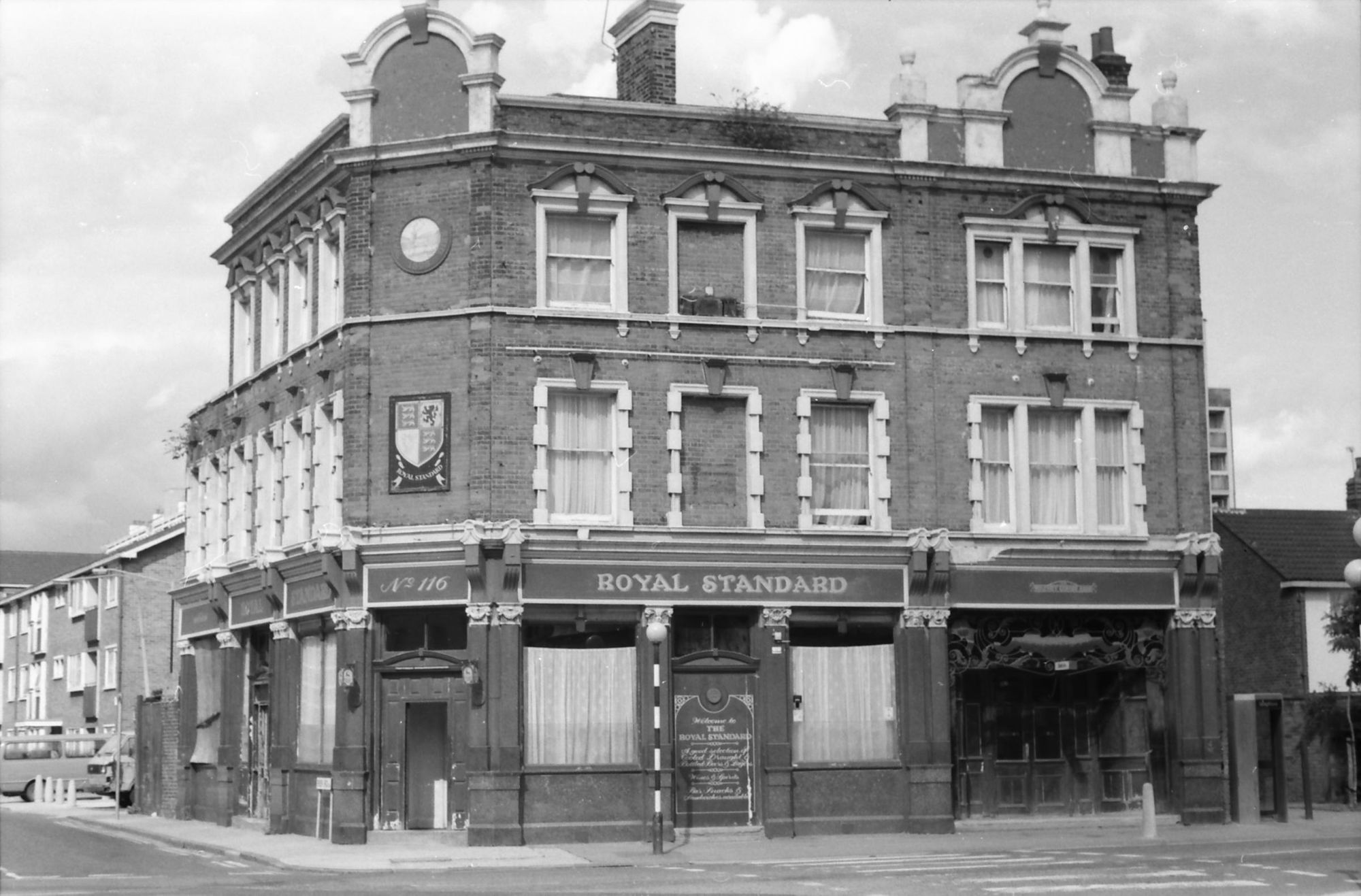Royal Standard London E16 taken 2 Aug 1988.. (Pub, External). Published on 09-01-2019
