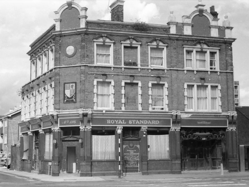 Royal Standard London E16 taken 2 Aug 1988.. (Pub, External). Published on 09-01-2019