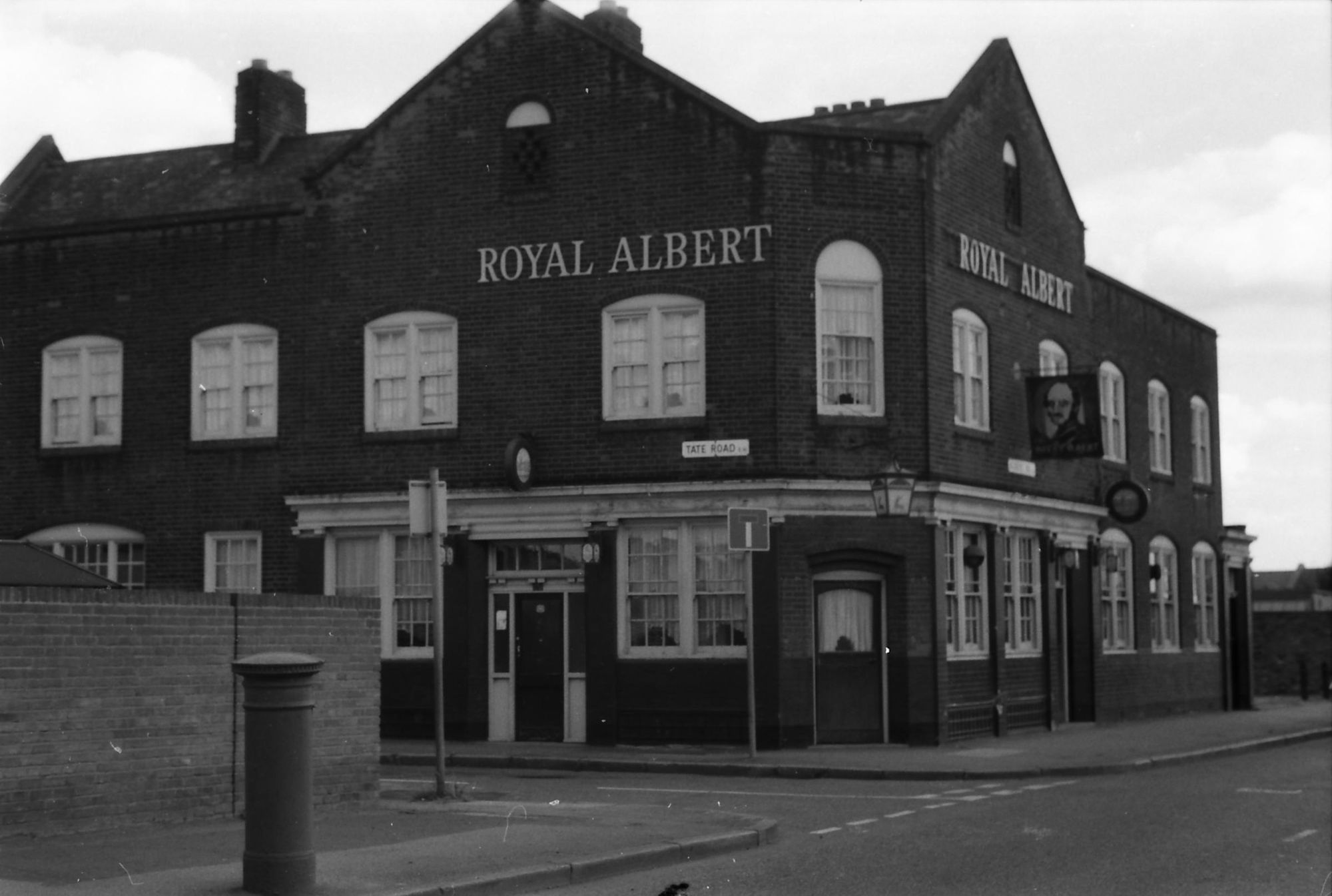 Royal Albert London E16 taken 29 Aug 1988.. (Pub, External, Key). Published on 09-01-2019