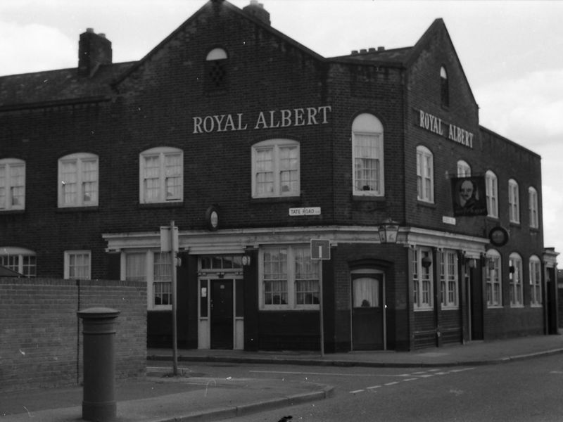 Royal Albert London E16 taken 29 Aug 1988.. (Pub, External, Key). Published on 09-01-2019 