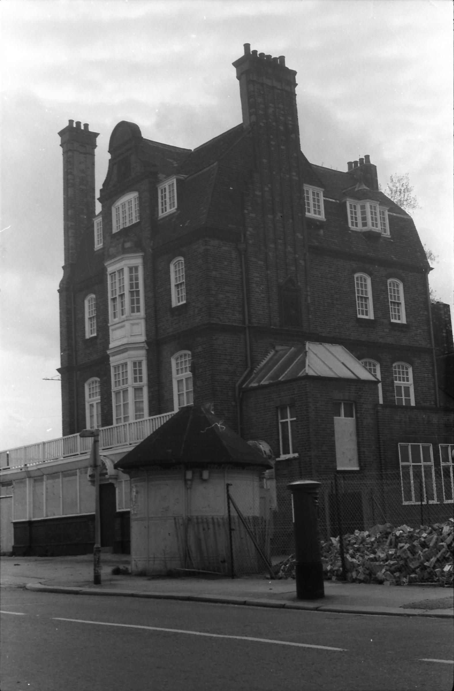 Connaught Tavern London E16 taken in 1986.. (Pub, External). Published on 09-01-2019