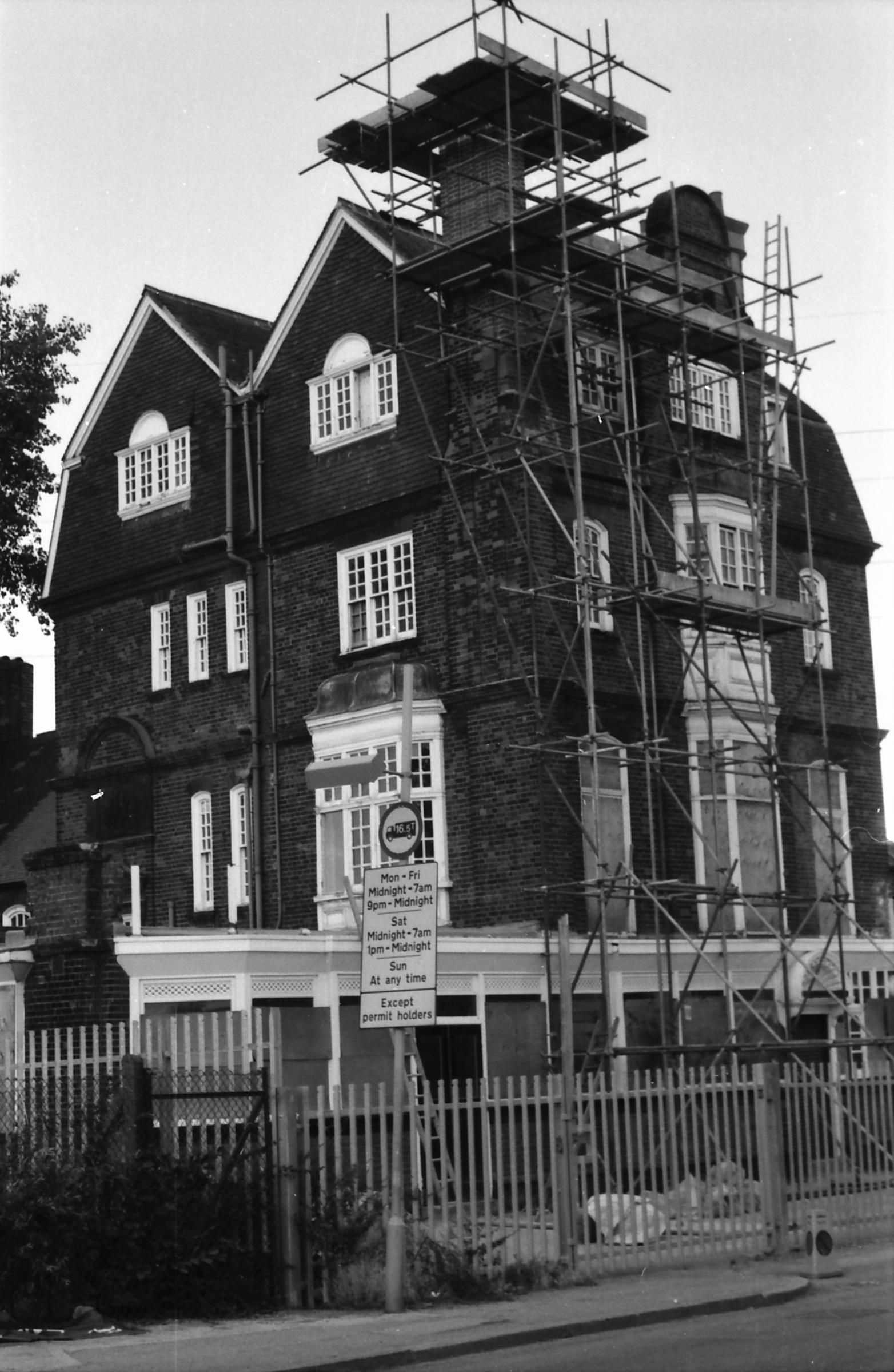 Connaught Tavern London E16 taken 29 Aug 1988.. (Pub, External). Published on 09-01-2019