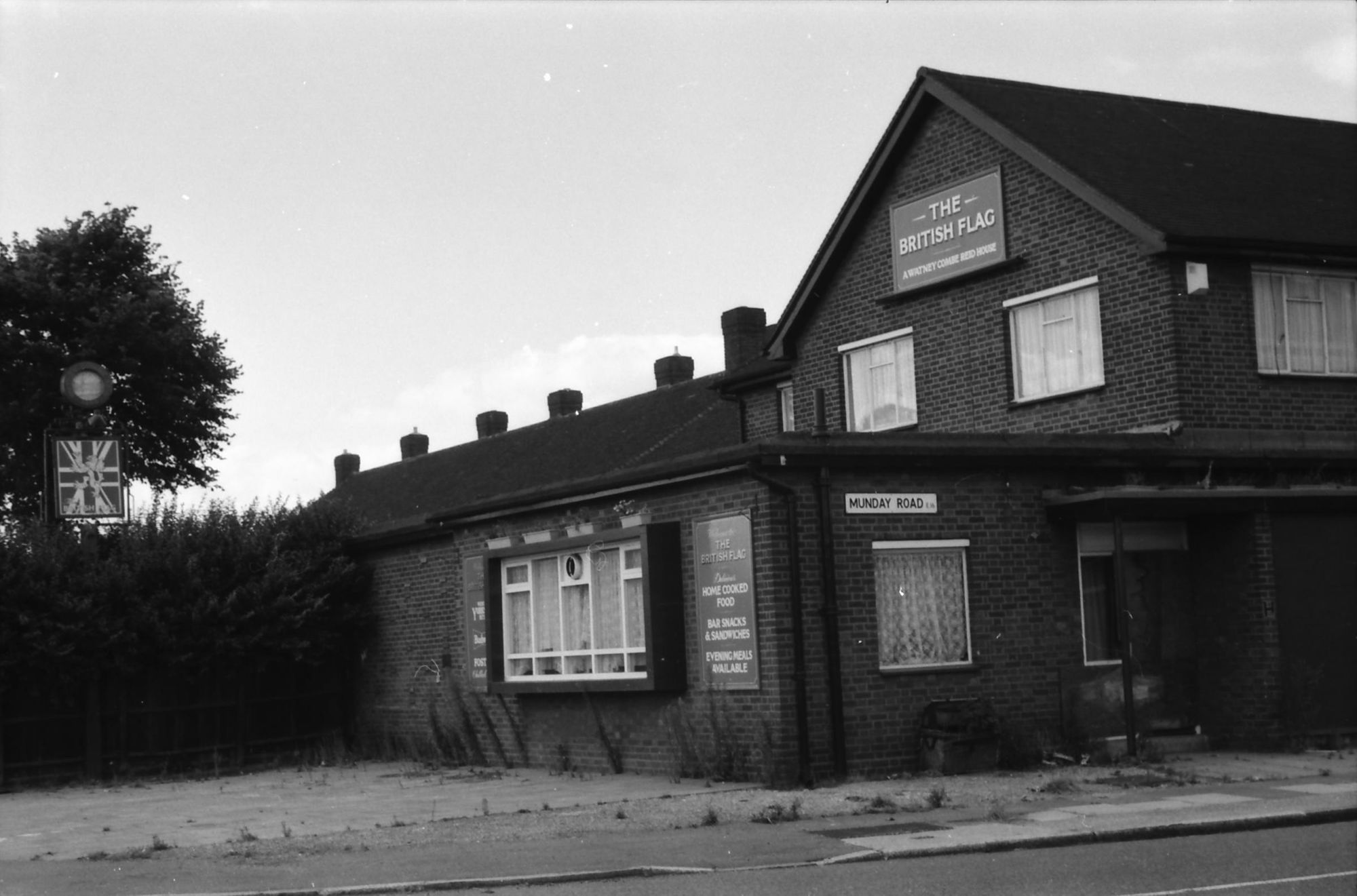 British Flag London E16 taken 29 Aug 1988.. (Pub, External, Key). Published on 09-01-2019
